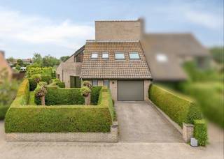 Op een goed bereikbare doch rustige ligging nabij het centrum van Oudenburg bevindt zich deze ruime halfopen bebouwing. De woning situeert zicht...