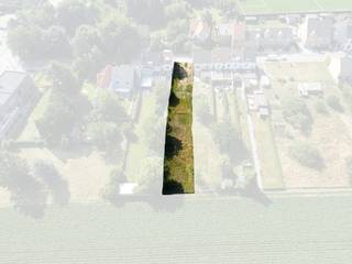 Deze mooi gelegen bouwgrond bevindt zich op een uitstekende locatie in Grimbergen, op wandelafstand van het centrum met winkels, horeca en alle dagelijkse voorzieningen. De grond combineert het beste van twee werelden: een rustige, groene omgeving met vrij uitzicht op achterliggende landbouwgrond, én een zeer vlotte bereikbaarheid.<br /><br />Dankzij de nabijheid van de oprit van de autostrade geniet u van een snelle verbinding richting Brussel en omliggende steden, wat deze locatie ideaal maakt voor wie comfortabel wil wonen met een vlotte woon-werkverplaatsing.<br /><br />Voor gezinnen is dit perceel extra aantrekkelijk: een school en kinderdagverblijf bevinden zich op wandelafstand, wat het dagelijkse leven een stuk eenvoudiger en aangenamer maakt.<br /><br />De bouwgrond biedt tal van mogelijkheden voor wie droomt van een kwalitatieve woning op een rustige maar centrale ligging. Het open zicht achteraan zorgt voor een blijvend gevoel van ruimte en privacy.<br /><br />Een ideale opportuniteit voor wie op zoek is naar een duurzame investering of een thuis op maat in een gegeerde gemeente.
