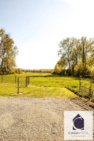 UNIEK GEHEEL VAN 2 WEIDEN EN BOS IN NATUURGEBIED "DE NUCHTEN"
Aan de rand van één van de mooiste natuurgebieden van onze streek, De Nuchten, bevindt zich dit uitzonderlijke perceel bestaande uit twee weiden en een bos. Een unieke kans voor natuurliefhebbers, paardenhouders of kandidaten die op zoek zijn naar rust, ruimte en een groene omgeving.
De percelen sluiten aan op een prachtige natuurlijke omgeving waar fauna en flora vrij spel krijgen. Reeën, eekhoorns en talrijke vogelsoorten maken hier deel uit van het dagelijkse landschap. Dankzij de landelijke ligging geniet u hier van een ongeëvenaard gevoel van rust en privacy.
De weiden bieden tal van mogelijkheden voor recreatief gebruik, het houden van dieren of andere groene bestemmingen binnen de geldende voorschriften. Het aangrenzende bos zorgt voor extra charme en maakt van dit geheel een zeldzame opportuniteit in de regio.
Verderop in de straat bevindt zich een gedeelde toegangsweg waardoor de percelen eveneens bereikbaar zijn met camionette of vrachtwagen.
Een uitzonderlijk stukje natuur dat u ter plaatse moet ervaren. Bezoeken zijn mogelijk na telefonische afspraak met het CasaVista Team. Vastgoedmakelaar Cedric verwelkomt en informeert u graag ter plaatse.
Extra mogelijkheid: de aanpalende woning kan eveneens afzonderlijk aangekocht worden, waardoor een nog ruimer geheel kan worden gevormd.