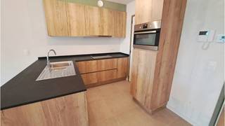 <strong>Recent 2-slaapkamerappartement </strong>met <strong>TERRAS </strong>en <strong>CARPORT </strong>en zonnige orientatie heeft een uitstekende en centrale ligging vlakbij winkels, de ring en het centrum van <strong>Brugge</strong>.<br />Ideaal voor wie op zoek is naar een eigentijdse en energiezuinige woonervaring met hoogstaande kwalitatieve afwerking en inrichting in de rand van Brugge.<br />Vlot bereikbaar en dichtbij diverse invalswegen en openbaar vervoer. <br />+ Energielabel A!<br />+ Uitstekende Mobiscore 9,1 op 10!<br /><br />Omvat een inkom, lichtrijke living met volledig ingerichte open keuken, berging met voorziening wasmachine, 2 slaapkamers, badkamer met inloopdouche en dubbele wastafel, zonnig terras met verlichting en een gemeenschappelijke fietsenberging.  <br />Kosten : + 65 euro per maand  Voorschot syndic<br /><br />Beschikbaar  1 november 2026<br />( Kan vroeger vrij zijn )