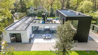 This exceptional property, located on a beautiful plot of 3,434 m² in the residential Schotenhof, combines refined architecture with...