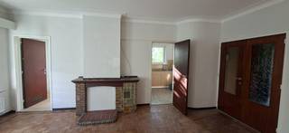 3-slaapkamerappartement te huur in Wilrijk<br /><br />Gelegen in de rustige en aangename Pottershofstraat te Wilrijk, bevindt zich dit ruim, lichtrijke appartement met 3 slaapkamers. De woning combineert een praktische indeling met voldoende leefruimte en is ideaal voor een gezin (maximaal 5 personen), koppel of wie nood heeft aan extra kamers voor een bureau of hobbyruimte.<br />Het appartement beschikt over een:<br /><br />• Inkomhal<br />• Leefruimte<br />• Nieuwe keuken<br />• Afzonderlijk toilet<br />• Badkamer<br />• Slaapkamer 1 (12,6m²)<br />• Slaapkamer 2 (11,2m²)<br />• Kleine slaapkamer 3 of buro (6,3m²)<br />• Terras<br />• Kelderberging<br /><br />Dankzij de praktische indeling biedt het appartement volop mogelijkheden om er een comfortabele thuis van te maken.<br />De ligging is een absolute troef. Het appartement bevindt zich in 2610 Wilrijk, met winkels, scholen, openbaar vervoer en belangrijke verbindingswegen in de nabije omgeving. Ook Antwerpen en omliggende gemeenten zijn vlot bereikbaar.<br />Garagebox met voorgelegen autostaanplaats kan apart gehuurd worden aan 125,00€/mnd (niet inbegrepen in de huurprijs van het appartement).<br />