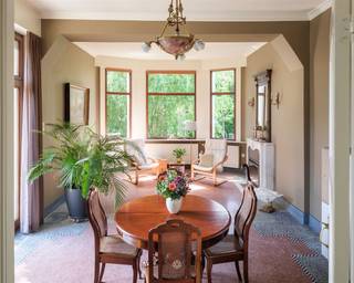 <p><span>OUDENAARDE Op zoek naar een karaktervolle herenwoning waar authentieke grandeur en hedendaags comfort elkaar ontmoeten? Dan is dit uitzonderlijke eigendom precies wat u zoekt.</span></p><p><span>Deze voormalige directeurswoning van weverij Cambier-Vandenhende ademt geschiedenis en klasse. Authentieke elementen zoals marmeren lambriseringen, boiserie, terrazzovloeren, sierhaarden en plafondrozetten werden met zorg bewaard, terwijl de woning grondig werd gerenoveerd met onder meer vernieuwde daken en ramen.</span></p><p><span>Via de imposante dubbele inkomdeur komt u in een statige inkomhal die meteen de toon zet. Aan weerszijden bevinden zich twee sfeervolle salons: de royale leefruimte met erker, open haard en toegang tot het voorterras, en een tweede salon met houthaard, ideaal als praktijk, bureau of thuiskantoor. De stijlvolle eetkamer sluit aan op de volledig uitgeruste keuken met granieten werkblad en praktische bergruimtes. Verder vindt u op het gelijkvloers een vestiaire en gastentoilet.</span></p><p><span>De woning beschikt over vijf slaapkamers, een badkamer, een ruime zolder met uitbreidingspotentieel en een volledig onderkelderd niveau met onder meer een wijnkelder. Buiten geniet u van een prachtig perceel met een zonnige tuin die volledige privacy biedt, een tuinberging en een dubbele garage met automatische poort.</span></p><p><span>Gelegen aan de rand van Oudenaarde, met scholen, winkels, openbaar vervoer en een vlotte verbinding naar de N60 vlakbij, combineert deze charmante herenwoning een prestigieuze uitstraling met een uiterst praktische ligging.</span></p>