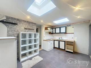 Op zoek naar een woning met potentieel op een centrale ligging? Deze te renoveren woning in Merksem biedt tal van mogelijkheden voor wie graag zijn eigen stempel drukt.<br /><br />Op het gelijkvloers bevindt zich een gezellige leefruimte met aansluitend de keuken. De badkamer, eveneens gelegen op het gelijkvloers, werd recent vernieuwd, net zoals de gasleiding – een mooie plus bij de renovatie. Verder is er een aparte technische berging voorzien, ideaal voor was- en droogmachine.<br /><br />De eerste verdieping beschikt over twee slaapkamers, waarvan één met een mansarde. Dankzij deze indeling is er extra potentieel om een bijkomende kamer, bureau of speelruimte te creëren.<br /><br />Tot slot is er de mogelijkheid om een dakterras te realiseren, wat deze woning nog aantrekkelijker maakt.<br /><br />Een ideale opportuniteit voor starters of investeerders die op zoek zijn naar een renovatieproject met veel potentieel op een centrale locatie.<br /><br />Interesse? Contacteer ons voor meer informatie of een bezoek!