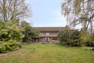 <p>Située dans le village recherché de Kaggevinne, à proximité immédiate de Diest, cette villa de caractère offre un cadre de vie exceptionnel alliant espace, tranquillité et potentiel. Avec une surface habitable de 410 m² et un terrain magnifiquement arboré de 18a, elle constitue une opportunité rare pour les familles nombreuses ou les personnes souhaitant combiner habitation et activité professionnelle.</p><p>Dès l’entrée, vous découvrez un vaste espace de vie baigné de lumière grâce aux larges baies vitrées. Les volumes généreux permettent de nombreuses possibilités d’aménagement et offrent une agréable vue sur le jardin.</p><p>La cuisine séparée dispose d’un espace suffisant pour intégrer un coin repas convivial. Elle constitue une excellente base pour la création d’une cuisine moderne répondant aux attentes actuelles.</p><p>L’étage comprend actuellement quatre chambres spacieuses ainsi qu’un bureau indépendant. Grâce à la configuration existante, il est également possible d’aménager jusqu’à trois chambres supplémentaires. Cette flexibilité permet de répondre aux besoins des grandes familles ou des personnes recherchant des espaces polyvalents.</p><p>À l’extérieur, le terrain de 18a est entouré d’arbres et de plantations matures garantissant une intimité remarquable. Ce cadre verdoyant invite à la détente et permet de profiter pleinement de la vie en extérieur.</p><p>La propriété bénéficie également d’une grande cave offrant de nombreuses possibilités de rangement. Le vide sanitaire constitue un avantage supplémentaire pour les futurs travaux de rénovation et l’installation de techniques modernes.</p><p>La situation est particulièrement attractive grâce à la proximité des commerces, écoles, transports en commun, infrastructures sportives et principaux axes routiers. Vous profitez ainsi d’un environnement calme tout en restant proche de toutes les commodités.</p><p>L’obligation de rénovation offre l’opportunité de transformer cette villa de caractère en une habitation contemporaine et performante sur le plan énergétique. Les volumes impressionnants, le terrain exceptionnel et le potentiel d’aménagement font de cette propriété un bien unique.</p><p>En résumé, cette villa à Kaggevinne combine 410 m² habitables, un terrain de 18a, quatre à sept chambres, un magnifique jardin et une excellente localisation près de Diest. Contactez-nous pour découvrir tout son potentiel lors d’une visite.</p>