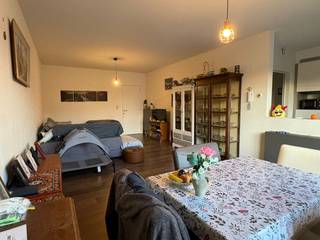 Dit ruime, energiezuinige appartement met 2 slaapkamers, een groot terras en een autostaanplaats bevindt zich op het gelijkvloers in een...