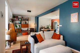 Welkom in deze prachtig gerenoveerde woning (2021), waar licht, ruimte en comfort samenkomen, met een rustige, groene tuin vlak bij het bruisende stadscentrum.Deze charmante woning werd met oog voor detail en hoogwaardige materialen vernieuwd. <br /><br />De lichtrijke leefruimte is een echte blikvanger dankzij de hoge plafonds en grote schuiframen die zorgen voor overvloedig natuurlijk licht. De warme parketvloer geeft het geheel een stijlvolle en gezellige uitstraling. Aansluitend bevindt zich de zonnige stadstuin: een groene oase van rust, ideaal om te ontspannen of buiten te tafelen.<br /><br />De ruime keuken is volledig uitgerust en biedt veel kastruimte. Daarnaast is er praktische bergruimte, waaronder een inkomhal met vestiaire en een multifunctionele extra kamer, perfect als fietsenberging of bureau.De woning telt vier volwaardige slaapkamers. De master bedroom beschikt over een privatief terras. Op de eerste verdieping zijn er twee badkamers: één met bad en dubbele lavabo en één met douche en lavabo.<br /><br />Duurzaam wonen is mogelijk dankzij het gunstige EPC-label B, wat zorgt voor een lager energieverbruik en beperkte kosten.<br /><br />De ligging is een absolute troef: op wandelafstand van parken zoals Rozebroeken, Arbedpark en Bijgaardepark. Ook de Schelde en het Nationaal Park Scheldevallei liggen vlakbij. Met de fiets bereik je het centrum van Gent in 10 minuten. Scholen, winkels en openbaar vervoer (bus en station Gent-Dampoort) zijn dichtbij.<br /><br />In de buurt vind je leuke adresjes zoals Cannelle, De Roos, Boteco en Clouds in my Coffee. De wijk is rustig, kindvriendelijk en populair bij jonge gezinnen. Kortom: een instapklare, lichtrijke woning op toplocatie.<br /><br />Vrij bij akte!<br /><br />Contacteer Top Vastgoed voor een bezoek: 0475 700 700.