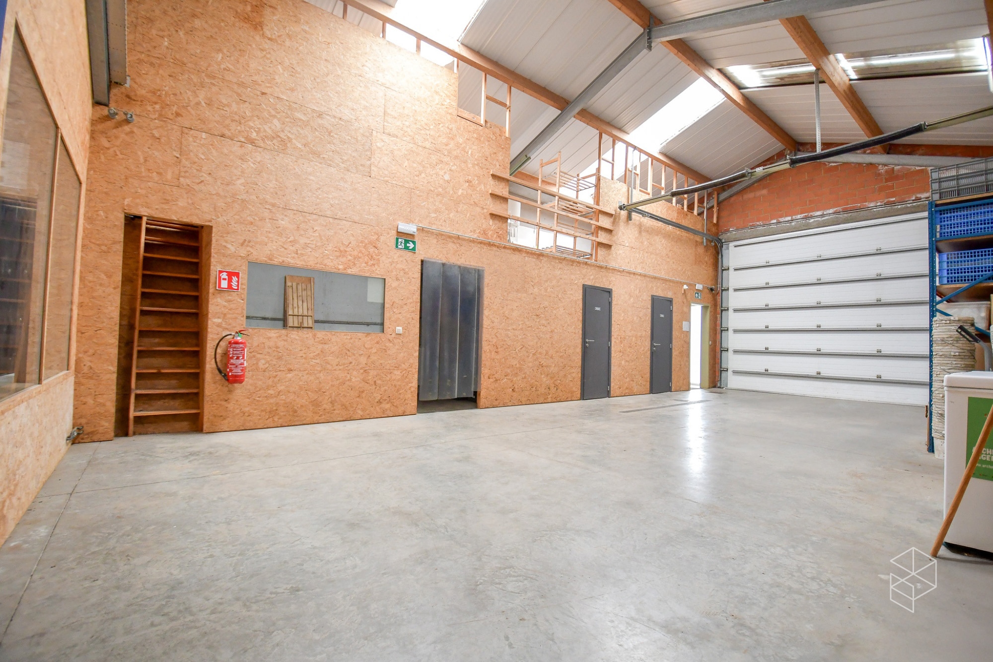 Ruime loods met kantoor ruimte (249m²) te Maldegem - foto 1