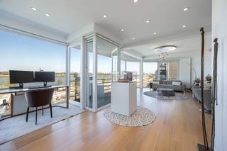 Op een voortreffelijke locatie met weidse verzichten op de Schelde én met het vernieuwde Zuidpark om de hoek bevindt zich dit eigendom op één van de meest gewilde locaties.<br /><br />Een uitzonderlijke breedte zorgt voor een panoramisch zicht vanuit de ruime en lichte leefruimte. Een geïnstalleerde Bulthaupt-keuken is voorzien van alledaags comfort.<br /><br />Verder beschikt het appartement over een masterslaapkamer met dressing én aanpalende badkamer. Een tweede slaapkamer is voorzien van ingemaakt kastenwerk.<br /><br />De kleinschaligheid van het gebouw biedt rust en privacy.<br /><br />Fietsenstalling bevindt zich in het gebouw.<br /><br />Bijzonderheden<br /><br />- Frontaal Scheldezicht op het Zuid<br /><br />- Uitzonderlijke gevelbreedte van 17m<br /><br />- Mogelijkheid tot huren van een autostaanplaats onder gedempte Zuiderdokken waar elektrisch laden mogelijk is.