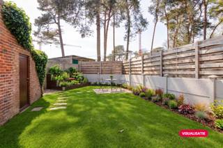 Bent u op zoek naar ruimte, licht en een toplocatie nabij het water? Deze op te frissen halfopen bebouwing uit 1953 in het gezellige Gompel (Mol) met een woonoppervlakte van ca. 206 m² is dan de ideale woning voor u. Met maar liefst 5 slaapkamers, 2 badkamers en een zonnige tuin is dit de ideale woning.Indeling van de woning: KelderGelijkvloers: - Inkomhal - Woonkamer- Keuken - Tv-kamer - Badkamer Eerste verdieping: - 3 slaapkamers Tweede verdieping: - 2 slaapkamers - BadkamerElke kamer is voorzien van radiatoren, via gas. Deze woning is uitstekend voor grotere gezinnen of gezinnen die meer ruimte wensen. In de woonkamer is er ook de mogelijkheid om bij te verwarmen via de gezellige houtkachel. Troeven van dit pand: - Zuidwest georiënteerde tuin - Conforme elektriciteit - Geen renovatieverplichting Bereikbaarheid van de woning: - School: 500 meter - Mol centrum: 3,2 km - Openbaar vervoer: 300 meter Deze AI-visualisaties zijn bedoeld als inspiratie. Er werd geen rekening gehouden met technische specificaties, stedenbouwkundige voorschriften of de concrete mogelijkheden tot realisatie.Bestuursmaatregelen in het maatregelenregister: nee