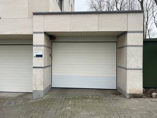 In Residentie Harbour treffen we deze vlot toegankelijke autostaanplaats aan. De staanplaats is gelegen op een centrale ligging in Zeebrugge. <br /><br />De autostaanplaats is toegankelijk via een automatische toegangspoort die bedienbaar is met een toegangssleutel. Het is mogelijk om in dezelfde residentie nog een aanpalende autostaanplaats en kelderberging aan te kopen. <br /><br />Contacteer ons vrijblijvend voor meer informatie. <br /><br />