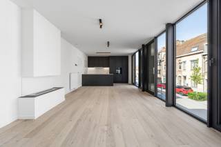 In de kleinschalige residentie Galleau, die een thuis biedt aan 5 appartementen, vinden we in het nieuw gebouwde gedeelte dit prachtig afgewerkte appartement terug op de eerste verdieping. <br /><br />Het appartement beslaat de volledige eerste verdieping, en is toegankelijk met de lift. De energiezuinigheid wordt gegarandeerd met een E-peil van 33. <br /><br />Het appartement is uiterst ruim en volumineus dankzij de hoge plafonds. De plafondhoge raampartijen zorgen voor een ongeziene lichtinval. <br />In het bewoonbaar oppervlak van 105 vierkante meter, vinden we de volgende indeling terug: <br />inkomhal met apart toilet, slaapkamer 1 met bureauhoek of dressingruimte, slaapkamer 2, een badkamer met inloopdouche en lavabo. Via de centrale gang krijgen we toegang tot de open leef- en eetruimte met ruime ingerichte keuken. Aan de keuken krijgen we toegang tot de praktische berging voorzien van alle technieken en opbergplaats. Vanuit de leefruimte geeft de grote raampartij toegang tot het zonnige terras. <br /><br />Extra troeven: <br />- geen syndicuskosten <br />- volledig geschilderd en voorzien van verlichtingsarmaturen <br />- prachtige keuken <br />- open haard voor extra charme en gezelligheid <br />- prachtige afwerking met onder meer parketvloeren &amp; natuursteen <br />- lift aanwezig <br />- gemeenschappelijke fietsenberging<br /><br />Ontdek dit appartement en zijn mooie, duurzame afwerking tijdens een bezoek ter plaatse. <br />Neem contact op met IMMO Margaux op het nummer 0479 61 53 82 voor een bezoek, of mail naar info@immomargaux.be <br /><br />Mogelijkheid tot aankoop van een garagestaanplaats met aansluitende berging .
