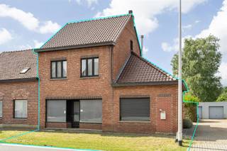 Bent u op zoek naar een uniek renovatieproject met tal van mogelijkheden? Dan is dit pand precies wat u zoekt!Gelegen in een rustige omgeving, maar...