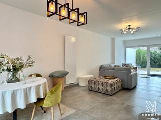 Op deze vlotte ligging te Izegem, bevindt zich deze ruime, gerenoveerde gezinswoning. Deze woning bevat 4 grote slaapkamers en twee badkamers. <br />Bij het betreden van de woning komt u in de ruime inkomhal met gastentoilet, die toegang geeft tot de ruime en lichtrijke leefruimte. Aansluitend bevindt zich de open keuken met verbinding naar de berging.<br />Op de eerste verdieping vindt u de ruime nachthal, twee slaapkamers en een badkamer uitgerust met douche, toilet en dubbele lavabo. Op de tweede verdieping vindt u nog twee ruime slaapkamers en een badkamer uitgerust met ligbad, toilet en lavabo.<br />- Recent gerenoveerd ( EPC B), Asbestvrij, Goedgekeurde elektriciteit,...<br />- Wenst u een vrijblijvende rondleiding? Maggie@vastgoednorman.be of 0479402404.