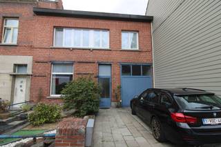 VOLLEDIG TE RENOVEREN WONING MET PARKEERGELEGENHEID ! Nota: Indien u een krediet dient aan te gaan, raden wij u aan om goed vooraf te informeren bij uw bankinstelling aangezien het hier om een zeer groot renovatieproject gaat. Met maar liefst mogelijkheid tot het parkeren / stallen van 4 tot 5 wagens is dit op zich al een uniek eigendom. Gunstig gelegen, in een éénrichtingsstraatje met weinig verkeer, op 200 meter van het station, vlakbij scholen en de winkelstraten... Heb je twee rechterhanden (of heb je een netwerk van handige harry's ; )) en wil je graag een woning volledig naar je eigen smaak renoveren? Nog beter, dan bent u hier helemaal aan het juiste adres. Deze charmante, VOLLEDIG TE RENOVEREN (ook het DAK!), ruime woning heeft dus vele troeven: de parkeergelegenheid, de ruimte, de grote zuidwest gerichte tuin, de hoge plafonds.... De garage (hoogte plafond = 3,5 m) is ook ideaal voor het stallen van hogere voertuigen. Het dak dient ook vernieuwd te worden. Voor de volledige indeling van de woning verwijzen we u graag naar de plannen op www.bols.be. Renovatieverplichting van toepassing: Interessante info: https://www.vlaanderen.be/een-huis-of-appartement-kopen/renovatieverplichting-voor-residentiele-gebouwen - https://www.vlaanderen.be/premies-voor-renovatie/mijn-verbouwpremie - https://www.turnhout.be/subsidies-milieubesparende-maatregelen. Niet gelegen in een overstromingsgebied. P-score: A - G-score: A. Geen erfgoed. Voor meer inlichtingen kan u ons steeds contacteren.