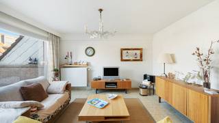 Op de vijfde verdieping in de Lippenslaan, op wandelafstand van zee en strand, bieden wij deze penthouse met twee slaapkamers en grote terrassen te koop aan. Gelegen in het bruisende hart van Knokke, geniet u van alle comfort met tal van winkels, restaurants en voorzieningen binnen handbereik.<br /><br />Indeling:<br />Inkomhal met toilet, leefruimte met toegang tot terras vooraan, keuken, berging/wasplaats, badkamer, twee slaapkamers, tweede terras achteraan.<br /><br />Nieuwe gascondensatieketel werd geplaatst.<br /><br />Kelderberging, fietsenstalling en vuilnislokaal.<br /><br />Mogelijkheid tot aankoop van een parkeerplaats in het gebouw. <br /><br />Onderworpen aan de renovatieverplichting van de Vlaamse overheid voor residentiële gebouwen.<br /><br />Bezoeken? Graag na afspraak met Avantimmo op het nummer 050 62 50 55