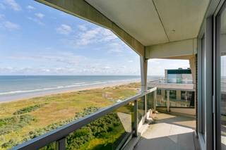 Ontdek dit uitzonderlijk lichtrijke hoekappartement, gelegen op de 9e verdieping van een verzorgde residentie in een rustige omgeving tegen de...