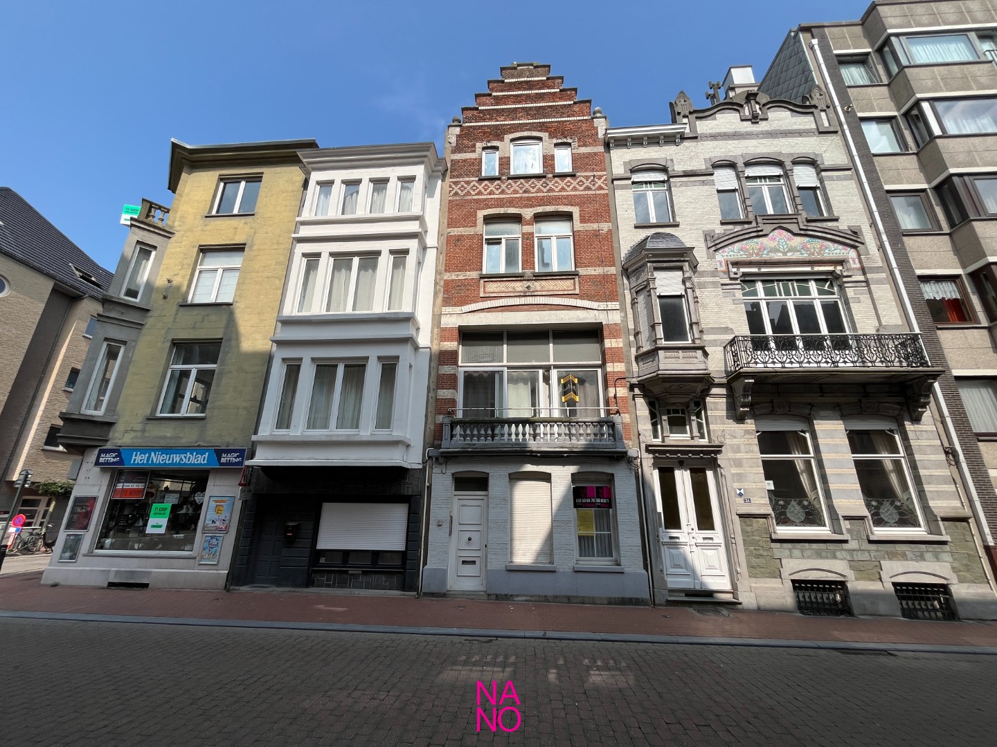 Un immeuble de rapport à rénover, actuellement divisé en 7 appartements, situé au centre commercial de Blankenberge et à quelques pas de la digue de mer. - photo 2