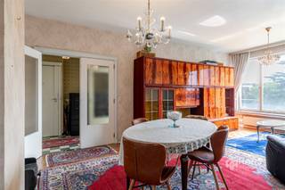 <p><span>Te renoveren appartement (82 m²) met 2 slaapkamers, autostaanplaats en terras (7 m²) in Antwerpen (2020)</span></p><p><span>In de Kruishofstraat geniet je van een uitstekende ligging met een vlotte verbinding naar het stadscentrum én ver daarbuiten. Bus, tram, trein en het velo-deelsysteem bevinden zich vlakbij, terwijl je met de wagen in slechts enkele minuten de snelweg bereikt. Een ideale locatie voor wie belang hecht aan een optimale bereikbaarheid.</span></p><p><span>Het appartement bevindt zich op de tweede verdieping van een goed onderhouden gebouw met zeventien verdiepingen, waarvan het dak conform geïsoleerd is. De vaste kosten bedragen circa €300/maand en omvatten onder meer verwarming (op stookolie), water en het onderhoud en verbruik van de gemene delen.</span></p><p><span>Het appartement is volledig naar eigen smaak te renoveren en vormt daardoor de ideale basis om jouw droominterieur te realiseren. Je komt binnen in de aparte inkomhal met praktische ingemaakte kast. Van hieruit bereik je de aparte keuken van 10 m² met basisuitrusting en de lichtrijke woonkamer van 28 m².</span></p><p><span>De nachthal geeft toegang tot twee volwaardige slaapkamers van 10 m² en 16 m², de badkamer van 4 m² met ligbad en lavabo en een apart toilet. Daarnaast zorgen meerdere ingemaakte kasten voor extra bergruimte. Vanuit de grootste slaapkamer heb je toegang tot het oost-georiënteerde terras van 7 m².</span></p><p><span>Tot slot staat er nog een privatieve kelderberging ter beschikking en is de autostaanplaats verplicht mee aan te kopen aan €15.000.</span></p><p><span>Ben je op zoek naar een lichtrijk appartement dat je volledig naar eigen smaak kan renoveren? Mis deze kans niet! Bewoonbare opp. 82 m² – ref.: bruto vloeropp. EPC-certificaat. Voor meer info of een gratis schatting surf naar </span><span><span>www.hansimmo.be</span></span></p><p><span> </span></p>