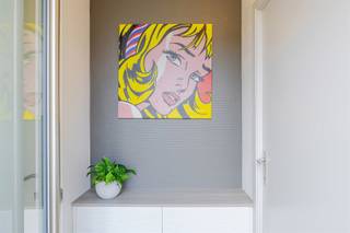 GELIJKVLOERSInkomhalStrak ingericht woonkamer met aansluitend eetkamerOpen keuken voorzien van alle toestellenToegang tot de kelderBadkamer met...