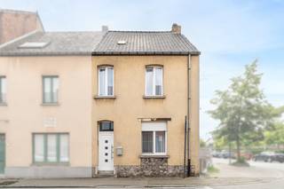 <p>Te koop: ruime halfopen gezinswoning in het hart van Lebbeke, op wandelafstand van scholen, winkels, openbaar vervoer en het treinstation.</p>

<p> </p>

<p>Deze woning biedt drie royale slaapkamers en twee badkamers, ideaal voor een gezin dat comfort en ruimte zoekt. Dankzij de uitstekende ligging in de Stationsstraat heb je alle voorzieningen binnen handbereik. De grote zongerichte tuin van 210 m² nodigt uit tot ontspannen en genieten, terwijl er in de straat volop parkeermogelijkheden zijn.</p>

<p> </p>

<p>Belangrijkste ruimtes:<br />• Lichte living (28 m²) met open haard en toegang tot de tuin<br />• Volledig ingebouwde keuken (19 m²) met inductiekookplaat, oven, vaatwasser en ingemaakte kasten<br />• Drie slaapkamers (28 m², 12 m², 11 m²) met veel lichtinval<br />• Twee badkamers (13 m² en 4 m²) met douche, ligbad en toilet<br />• Grote tuin (210 m²) met zonnige oriëntatie</p>

<p> </p>

<p>Troeven:<br />• Ruime gezinswoning met 3 slaapkamers en 2 badkamers<br />• Uitmuntende locatie in centrum Lebbeke, nabij alle voorzieningen<br />• Grote zongerichte tuin en veel parkeermogelijkheid</p>

<p> </p>

<p>Neem vandaag nog contact op met je ERA-makelaar voor een bezoek.</p>

<p> </p>

<p>JOUW DROOMHUIS. ZO GEVONDEN!</p>