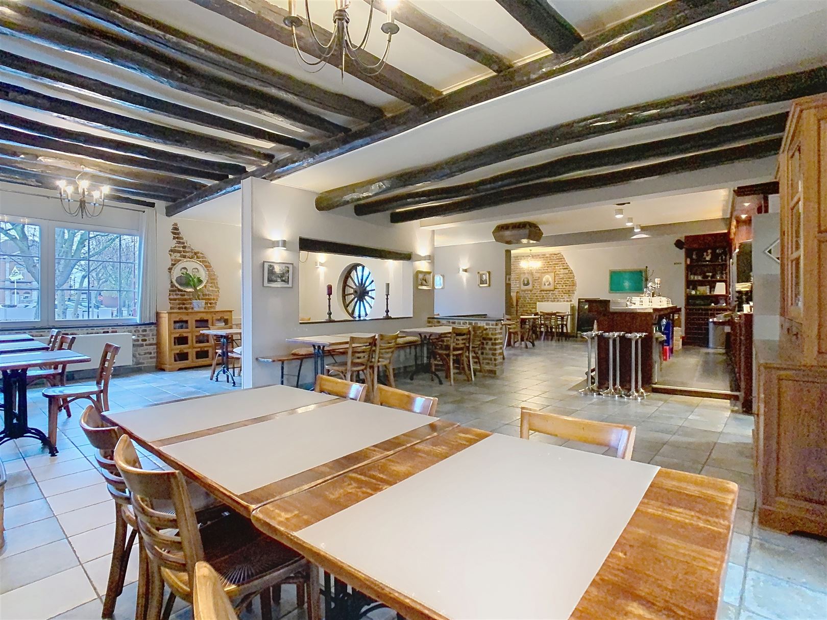 Gebouw met ruim 4 slaapkamer appartement en gelijkvloerse handelszaak - foto 4