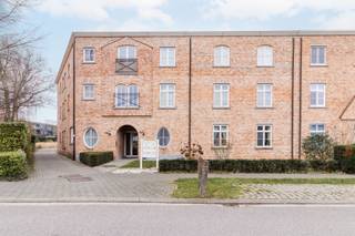 In het centrum van Edegem, vind je dit uitzonderlijk gelijkvloers appartement met een ruime tuin van bijna 100 m² en een uitstekende...