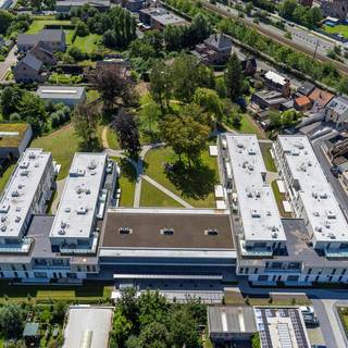Op zoek naar een comfortabel appartement op een rustige locatie, vlak bij het centrum van Sint-Niklaas? Dit instapklare gelijkvloerse appartement combineert een aangename woonomgeving met een interessante investeringskans.
Met een oppervlakte van 86,16 m² beschikt het appartement over 2 slaapkamers en een ruim terras van 17,21 m², waar je in alle rust van het buitenleven geniet. De kwalitatieve afwerking, vloerverwarming en energiezuinige voorzieningen zorgen voor een hoog wooncomfort.
Het appartement is momenteel verhuurd, waardoor je als investeerder vanaf de aankoop meteen geniet van huurinkomsten. Koop je het voor eigen bewoning als je enige, eigen woning? Dan kan je onder de geldende voorwaarden genieten van 2% registratierechten in plaats van het algemene tarief van 12%. Als nieuwe eigenaar kan je de bestaande huurovereenkomst opzeggen met respect voor de wettelijke voorwaarden en opzegtermijn.
De autoluwe omgeving en de volgroeide groenzone creëren een rustige woonomgeving, terwijl winkels, scholen, openbaar vervoer, het station en de E17 zich vlakbij bevinden. Zo combineer je een groene omgeving met een uitstekende bereikbaarheid.
Verkoopprijs: € 347.500. De aankoop gebeurt onder het registratiestelsel. Er is geen btw van toepassing.
