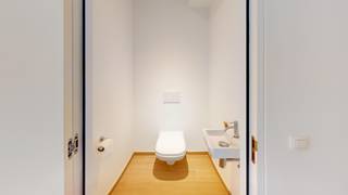 Subliem en luxueus ingericht appartement op absolute toplocatie te midden van de stad.Indeling: Via de inkomhal voorzien van een gastentoilet met...