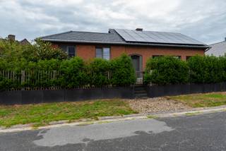 <p><strong>Rustig wonen, veel licht, een tuin rondom, veranda én 24 zonnepanelen? Check!</strong> Deze gerenoveerde open bebouwing combineert comfort en energiezuinigheid met een topligging in een rustige doodlopende straat, vlak bij het centrum van Zomergem. En alsof dat nog niet genoeg is: dankzij de ruime zolder kan hier eenvoudig een <strong>vierde slaapkamer</strong> gecreëerd worden!</p>
<p></p>
<p>De woning werd in <strong>2020 gerenoveerd</strong> en beschikt onder meer over een vernieuwde living , keuken (volledig uitgerust met toestellen en voorzien van anex berging) en badkamer. <strong>Alle ramen en buitendeuren werden vernieuwd</strong>, wat het comfort en de energieprestaties van de woning extra ten goede komt.</p>
<p></p>
<p>De gezellige en ruime living is voorzien van een elektrische kachel, terwijl <strong>centrale verwarming op aardgas</strong> en <strong>warmtepomp/airco in de living en nachthall</strong> zorgen voor het nodige comfort.</p>
<p></p>
<p>Momenteel zijn er <strong>3 volwaardige slaapkamers en een bureauruimte</strong>. De zolder biedt bovendien heel wat mogelijkheden voor wie extra leefruimte wenst.</p>
<p></p>
<p>De <strong>veranda</strong> vormt een aangename extra leefruimte en zorgt voor een mooie verbinding tussen woning en tuin. Buiten geniet je verder van een <strong>tuin rondom de woning</strong>, een gezellig zonneterras en een perceel van maar liefst <strong>580 m²</strong>.</p>
<p></p>
<p>De inpandige garage met aansluitende kelder zorgt dan weer voor extra praktische bergruimte.</p>
<p></p>
<p><strong>❤️ Waarom deze woning?</strong></p>
<ul>
<li>Open bebouwing op <strong>580 m²</strong></li>
<li>Gerenoveerd in <strong>2020</strong></li>
<li><strong>Alle ramen en buitendeuren vernieuwd</strong></li>
<li><strong>EPC-label B</strong> + <strong>24 zonnepanelen</strong></li>
<li>3 slaapkamers + bureau</li>
<li>Mogelijkheid tot 4e slaapkamer</li>
<li>Vernieuwde keuken & living</li>
<li><strong>Veranda</strong></li>
<li>Warmtepomp/airco</li>
<li>Tuin rondom + aangenaam zonneterras</li>
<li>Inpandige garage & kelder</li>
<li>Rustige doodlopende straat nabij centrum Zomergem</li>
<li><strong>Vrij bij akte</strong></li>
</ul>
<p></p>
<strong>Een woning die vandaag al helemaal goed zit, maar morgen nog extra mogelijkheden biedt. Kom kijken, ontdek de ruimte en wie weet voelt dit meteen als thuiskomen. </strong>