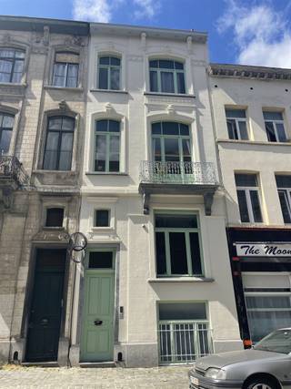 Opbrengsteigendom met sterk rendement op topligging nabij de Europese wijk.Ideaal gelegen in een gegeerde en strategische buurt van Brussel, op...