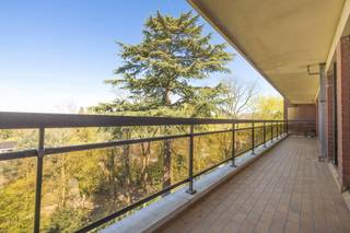 In de gegeerde wijk Observatorium in Ukkel ontdekt u dit prachtige 2-slaapkamerappartement van ca. 110 m², gelegen op de 6e verdieping van...
