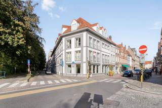 Located on the corner of Guido Gezellelaan and Smedenstraat, we find this 2-bedroom apartment for sale. This apartment, located on the first floor, has a beautiful view over the vests and the Smedenpoort. Due to the top location, all facilities are really within reach. Think of shops, restaurants, schools and public transport: everything is within walking distance.The apartment was decorated by Buro II interior designers, which guarantees a high quality finish. In addition, an underground parking space is included in the price, which can accommodate a car and around two bicycles.Layout:- Entrance hall - Expansive living space with stunning views - Dining area- Equipped kitchen with all appliances- Night hall- Bedroom 1 with customization- Bedroom 2 - Separate toilet- Bathroom with bath and shower- Storage