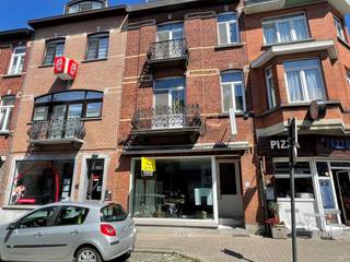 Gelegen in een levendige en commerciële straat te Strombeek-Bever, biedt dit veelzijdig eigendom een ideale combinatie van wonen en...