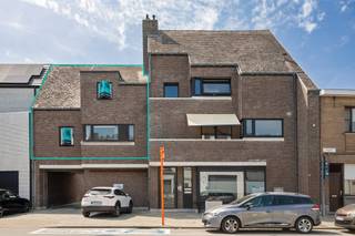 Ruim duplex-appartement met 3 slaapkamers, garage en zonnig terras! <br />Op zoek naar een ruim en lichtrijk appartement? Dit duplex-appartement van maar liefst 155 m² biedt alle comfort en ruimte die je nodig hebt.<br />Bij het binnenkomen word je verwelkomd in een inkomhal met vestiaire en apart gastentoilet. De ruime leef- en eetruimte sluit aan op een groot zuidgericht terras van 14 m² met zonneluifel, waar je heerlijk kan genieten van de zon. Verder beschikt het appartement over een grote keuken en een praktische berging/wasplaats.<br />Op de duplexverdieping bevindt zich de nachthal met 3 ruime slaapkamers (19 m², 15 m² en 15 m²) en een badkamer met ligbad, douchescherm en toilet. Via een valtrap in de nachthal bereik je bovendien een ruime bergzolder, ideaal voor extra opslag. Conforme elektrische installatie.<br />Extra troeven:<br />✔ Garage inbegrepen<br />✔ Kelderberging<br />✔ Zuidgericht terras<br />✔ Veel ruimte en praktische indeling<br />✔ Conforme elektriciteit<br />✔ Zonneluifel<br />EPC: 211 kWh/m²/j – Energielabel C<br />UC: 3811709-RES-1<br />📞 Interesse of een bezoek plannen?<br />Bel 052/52.05.05 voor meer info of een plaatsbezoek.