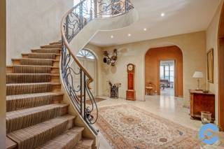 Deze solide en up to date villa ligt op een prachtig met bomen omringd, zuid west gericht perceel van 3.303m2.  Het centrum van Edegem en...