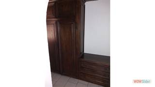 Een ruim appartement op de eerste verdieping bestaande uit een woonkamer, ingerichte keuken, 3 slaapkamers, badkamer, bergplaats, veranda, terras. ...