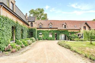 Nieuwpoort - Deze charmante historische herenhoeve is TOPgelegen, op slechts 5km van zee, genietend van alle rust, privacy en met unieke...