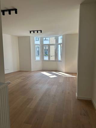 - Beschikbaar vanaf 1 augustus- 1 Grote slaapkamer- 1 Kleine slaapkamer (dressing, bureau) - breedte 210cm - 212cm - diepte 288cm - 310cm- 1e...