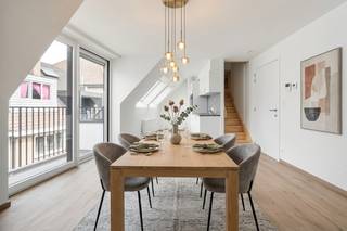 Welkom thuis in deze stijlvolle nieuwbouwduplex, ideaal gelegen in het hart van Oostende. Dankzij de centrale ligging bevindt u zich op wandelafstand van winkels, restaurants, het strand en het station, terwijl u toch geniet van de rust van een straat met weinig passage.<br /><br />Deze duplex werd ontworpen met oog voor ruimte, licht en wooncomfort. Op het gelijkvloers bevindt zich de ruime leefruimte met een gezellige woonkamer die naadloos overgaat in de moderne open keuken. De keuken is uitgerust met een praktisch keukeneiland en hoogwaardige toestellen, waardoor koken en samenzijn perfect samengaan. De open indeling zorgt voor een aangename en eigentijdse sfeer waarin het dagelijkse leven optimaal tot zijn recht komt.<br /><br />Vanuit de leefruimte heeft u rechtstreeks toegang tot het aangename terras, een heerlijke buitenruimte waar u in alle rust kunt genieten van een ontbijt in de ochtendzon, een aperitief met vrienden of ontspannen momenten in de buitenlucht.<br /><br />Op de verdieping bevinden zich de twee comfortabele slaapkamers, beide met voldoende ruimte voor praktische opbergmogelijkheden. Ook de stijlvolle badkamer bevindt zich op deze verdieping en werd afgewerkt met kwaliteitsvolle materialen. Ze beschikt over een douche en een eigentijdse uitstraling. Daarnaast is er een aparte berging voor extra comfort.<br /><br />Deze nieuwbouwduplex combineert een hoogwaardige afwerking, een doordachte indeling met de leefruimtes op het gelijkvloers en de slaapvertrekken op de verdieping, én een toplocatie in Oostende. Een unieke opportuniteit voor wie op zoek is naar comfortabel wonen aan de kust of een zorgeloze investering.<br /><br />Interesse in dit project? Contacteer ons vandaag nog voor een vrijblijvend bezoek en ontdek zelf alle troeven van deze prachtige duplexwoning.