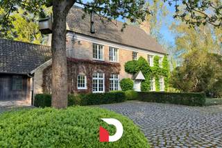 Maak kennis met dit prachtig landhuis, ontworpen door de gerenommeerde architect Peter Bovijn, gelegen aan Merkemveld te Zedelgem. Aan het einde...