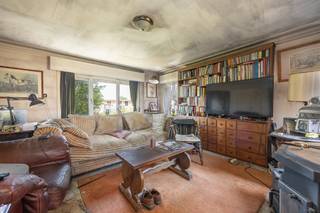 <p><b>Te renoveren woonhuis halfopen bebouwing met 3 slaapkamers, terras, te renoveren schuur en ruime tuin op circa 865 m² grond. De woning is volledig te renoveren en gelegen aan de rand van het grensdorp Meerle.<br />Indeling</b><b> </b>:<br /><strong>Gelijkvloers :</strong> Inkomhal : tegelvloer, trap naar de verdieping.<br /><strong>Woonkamer :</strong> 4,40 m x 4,40 m : vloerbekleding.<br /><strong>Eetplaats :</strong> 4,10 m x 3,75 m : vloerbekleding.<br /><strong>Keuken :</strong> aanbouwkeuken met beperkt comfort, tegelvloer.<br /><strong>Badkamer :</strong> beperkt comfort : ligbad en wastafel. <br /><strong>Toilet. <br /></strong><b>Verdieping 1</b> :<br /><strong>Nachthal. <br />Wasplaats :</strong> 3,80 m x 3,10 m : met aansluitpunt voor wasmachine, elektrische warmwaterboiler.<br /><strong>Slaapkamer 1 :</strong> 4,10 m x 3,75 m : vloerbekleding.<br /><strong>Slaapkamer 2 : </strong>3,50 m x 2,50 m : vloerbekleding.<br /><strong>Slaapkamer 3 :</strong> 3,50 m x 3,40 m.<br /><b>Verdieping -1</b> : provisiekelder : 16,00 m².<br /><b>Verdieping +1</b> : bergzolder onder dak : circa 25 m² op stahoogte.<br /><b>Buiten</b> : terras, ruime tuin.<br /><strong>Gemetselde tuinschuur : </strong>circa 80,00 m².</p>
<p></p>