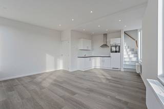 <p>Wie als investeerder kiest voor spreiding in plaats van afhankelijkheid van één huurder, vindt aan de Kaïrostraat 65-67 in Oostende een interessante opportuniteit. Deze karaktervolle hoekresidentie ligt nabij het centrum, het station, het Leopoldpark en de kust en omvat vijf afzonderlijke woonentiteiten.</p><p>Het pand biedt circa 347 m² privatieve verkoopbare oppervlakte en ongeveer 413 m² bruto vloeroppervlakte inclusief de gemeenschappelijke delen. De indeling bestaat uit een duplex met twee slaapkamers van circa 90 m², een duplex met één slaapkamer van circa 85 m², een studio van circa 51 m² en twee duplexappartementen met telkens één slaapkamer van circa 76 m² en 58 m². Samen zijn er zes slaapkamers.</p><p>Elke woonentiteit beschikt over een eigen keuken en sanitair. Praktische bergruimtes, patio’s en een gemeenschappelijke fietsenberging versterken het verhuurcomfort. Alle vijf units hebben een afzonderlijk EPC met label C en scores tussen 235 en 287 kWh/(m² jaar). Voor één duplexappartement werd bovendien een conformiteitsattest afgeleverd.</p><p>De mix van verschillende oppervlaktes en woontypes spreekt een brede huurdersgroep aan en spreidt het verhuurrisico. Zoek je een opbrengsteigendom waarmee je jouw vastgoedportefeuille in Oostende gericht kunt uitbreiden? Dan verdient dit geheel zeker jouw aandacht.</p><p>Interesse?</p>