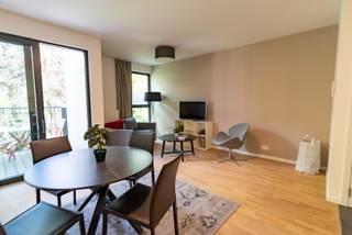 Op zoek naar een stijlvolle assistentiewoning waar u zelfstandig woont, maar toch geniet van comfort, veiligheid en een rijk sociaal leven? Welkom in Residentie Arthur in Antwerpen.<br />Deze ruime en lichtrijke assistentiewoning biedt alle comfort om zorgeloos te genieten van elke dag. U beschikt over een volledig uitgeruste keuken, een badkamer met inloopdouche, een terras.<br />U woont zelfstandig, met de zekerheid dat ondersteuning altijd dichtbij is. Bovendien kunt u deelnemen aan tal van activiteiten. Bewoners genieten onder andere van:<br />Wekelijkse riksjaritten en culturele uitstappen.<br />Gezellige ontmoetingen in de cafetaria en op het zonnige terras.<br />Fitnessruimte, hobbyactiviteiten en tal van sociale evenementen.<br />Kapsalon en diverse welzijnsdiensten in huis.<br />Een extra troef is de uitstekende ligging. Een supermarkt bevindt zich letterlijk om de hoek, waardoor dagelijkse boodschappen altijd eenvoudig zijn. Geen zin om te koken? In het gebouw bevindt zich een restaurant waar u dagelijks kunt genieten van verse maaltijden, en er is eveneens de mogelijkheid om gebruik te maken van een maaltijdservice.<br /><br />Dankzij aangepaste voorzieningen, domotica en de nabijheid van professionele zorg geniet u van maximale gemoedsrust, terwijl u uw zelfstandigheid behoudt.<br />Dit combineert het beste van twee werelden: de vrijheid van een eigen appartement en de gezelligheid en ondersteuning van een warme leefomgeving.<br />Interesse? Contacteer ons vrijblijvend voor meer informatie of een bezoek ter plaatse.