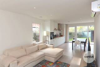 <p><span>ENERGIENEUTRALE WONING MET 3 SLAAPKAMERS<br /><br />Groenhoekstraat 12 te Beringen is de thuisbasis van deze woning die op een zeer gunstige locatie terug te vinden is.<br /><br />Deze HOB werd in 2023 energiezuinig gebouwd en voorzien van de laatste nieuwe technieken zoals zonnepanelen, warmtepomp voor koeling en verwarming, warmtepompboiler, ventilatiesysteem D en regenwaterrecuperatie.<br /><br />We betreden dit pand via de inkomhal waar we eveneens het gastentoilet terugvinden. Verderop vinden we de leefruimte met open keuken en berging met zicht en directe toegang tot de tuin en het terras.<br /><br />Op de eerste verdieping vinden we de nachthal terug die toegang geeft tot de 3 slaapkamers, een 2de berging voor het plaatsen van wasmachine en droogkast en de badkamer uitgerust met een douche, lavabomeubel met dubbele spoelbak en toilet.<br /><br />Bijkomend is er nog een ruime buitenberging voorzien in de tuin.</span></p><p><span> </span></p><p><span>KORT SAMENGEVAT</span><span>:</span></p><p><span>Vraagprijs: € 289.500,00<br />Verkoop onder het stelsel van btw (21%)</span></p><p><span>Totale prijs: € 350.295,00<br /><br />Bent u opzoek naar een energiezuinige en instapklare woning?</span></p><p><span>Contacteer ons voor meer informatie 078 78 30 39 – <span>info@canius.be</span></span></p><p><span> </span></p><p><span>*Deze gegevens zijn louter ter informatieve titel. De vermelde oppervlaktes zijn slechts indicatie. Canius Real Estate kan niet verantwoordelijk gesteld worden voor de juistheid van de aan haar verstrekte gegevens. </span></p><p><span> </span></p><p><span> </span></p>