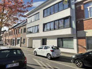 Prachtig dakappartement gelegen in het hartje van Sint-Gillis bij Dendermonde Modern en minimalistisch appartement op het 2de verdieping (lift...