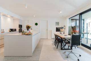 LIGGING <br />Dit appartement gelegen te Onderbergen 76 geniet een topligging in het centrum van Gent. Zo is dit appartement omringd van tal van horeca, scholen, winkels en het water. De ideale locatie dus om volop te genieten van het Gentse stadsleven.<br /><br />INDELING<br />U komt dit moderne appartement binnen in een centrale inkomhal met vestiaire en gastentoilet. Vervolgens heeft u toegang tot de open leefruimte die is ingedeeld met een eetgedeelte, een gezellige zithoek en een volledig uitgeruste moderne keuken met kookeiland. De grote raampartijen zorgen voor een overvloed aan natuurlijk licht en versterken het ruimte gevoel. Vanuit de leefruimte heeft u toegang tot het ruime inpandige terras.Verder beschikt het appartement over twee slaapkamers, een aparte douchekamer en een badkamer uitgerust met ligbad, douche en dubbele wastafel.<br />Gezien het recente bouwjaar beantwoord dit appartement volledig aan de hedendaagse normen.<br />Een ondergrondse parkeerplaats is beschikbaar aan €50.000 en dient samen met het appartement te worden aangekocht.<br /><br />Voor meer info en/of een bezoek contacteer Clément 0476665521