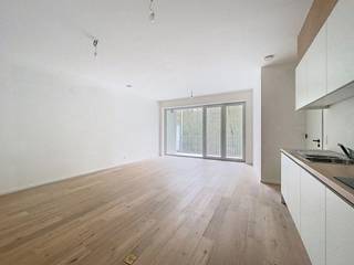 Ligging<br />Dit net opgeleverd appartement in het project Bloei bevindt zich op een strategische locatie in Sint-Denijs-Westrem. Met de fiets bereikt u vlot station Gent-Sint-Pieters en in de directe nabijheid liggen het AZ Maria Middelares, The Loop met o.a. IKEA en diverse kantoren. Dankzij de nabijgelegen op- en afritten van de R4 en E40 geniet u bovendien van een uitstekende ontsluiting.<br /><br />Indeling<br />Het appartement omvat een ruime leefruimte met volledig geïnstalleerde, moderne keuken met kookeiland and veel kastruimte,  twee comfortabele ruime slaapkamers en een ingerichte badkamer met inloopdouche. Verder is er een ruime slaapkamer en tweede kamer ideaal als bureau of hobby ruimte. Bewoners hebben ook toegang tot twee fietsstaanplaatsen, terwijl een autostaanplaats dient bijgehuurd te worden voor €85/maand.<br />Het appartement wordt volledig geschilderd.<br /><br />Troeven<br /><br />Nieuwbouwappartement met modern comfort<br />Energiezuinig: gemeenschappelijke warmtepomp, ventilatiesysteem D, gebouw met E-peil 20<br />Fietsstaanplaatsen inbegrepen<br />Autostaanplaats<br />Strategische ligging nabij station, ziekenhuis en The Loop<br /><br />Domicilie verplicht, 9j contract<br /><br />EPB nog niet beschikbaar, regelgeving E-20<br /><br />Een energiezuinig en instapklaar appartement op een toplocatie – ideaal voor wie modern en comfortabel wil wonen.