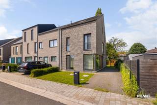 <p><span>Instapklare halfopen bebouwing op toplocatie in Edegem (Molenveldwijk)</span></p><p><span> </span></p><p><span>Bent u op zoek naar een moderne, energiezuinige woning op een uitstekende locatie? Dan is deze prachtige halfopen bebouwing in de gegeerde Molenveldwijk in Edegem zeker een bezoek waard.</span></p><p><span> </span></p><p><span>Deze instapklare woning, gebouwd in 2015, combineert hedendaags wooncomfort met een uitstekende energieprestatie (energielabel A). Dankzij de grote raampartijen geniet u doorheen de hele woning van een overvloed aan natuurlijke</span></p><p><span> lichtinval, wat zorgt voor een aangename en open woonbeleving.</span></p><p><span> </span></p><p><span>De woning beschikt over drie volwaardige slaapkamers en een moderne badkamer. De lichtrijke leefruimte vormt het hart van de woning en sluit perfect aan bij de hedendaagse levensstijl. De praktische indeling, kwalitatieve afwerking en uitstekende staat van onderhoud maken dat u hier zonder renovatiewerken onmiddellijk kunt intrekken.</span></p><p><span> </span></p><p><span>Met haar energielabel A biedt deze woning niet alleen optimaal wooncomfort, maar ook een laag energieverbruik. De halfopen bebouwing zorgt bovendien voor extra privacy en een aangenaam gevoel van ruimte.</span></p><p><span> </span></p><p><span>Gelegen in de geliefde Molenveldwijk geniet u van een rustige, residentiële omgeving met scholen, winkels, openbaar vervoer en belangrijke invalswegen binnen handbereik. Deze toplocatie maakt de woning bijzonder aantrekkelijk voor gezinnen en iedereen die comfortabel wil wonen in een groene en goed bereikbare buurt.</span></p><p><span> </span></p><p><span>Kortom, een moderne en instapklare gezinswoning met drie slaapkamers, veel natuurlijke lichtinval en een uitstekende energieprestatie, gelegen op een van de meest gegeerde locaties van Edegem.</span></p><p><span> </span></p><p><span>Ter info: de aanwezige meubels maken deel uit van de woning en blijven ter plaatse. </span></p><p><span> </span></p><p><span>Interesse? Contacteer ons vandaag nog voor meer informatie of een bezichtiging.</span></p>