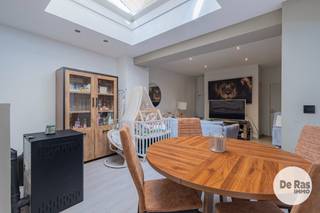 <br /><br />GERAARDSBERGEN - Op zoek naar een gezellige starterswoning op een uitstekende ligging in Geraardsbergen? Deze woning combineert een praktische indeling met een aangename buitenruimte en biedt bovendien heel wat mogelijkheden om verder naar eigen smaak in te richten.<br /><br />De woning is gunstig gelegen nabij het centrum van Geraardsbergen, met winkels, scholen, openbaar vervoer en andere dagelijkse voorzieningen op korte afstand. Een ideale ligging voor wie graag alles vlot binnen handbereik heeft.<br /><br />Bij het binnenkomen komen we in de inkomhal. Op het gelijkvloers bevindt zich een bureau of polyvalente ruimte, die eveneens kan worden ingericht als extra slaapkamer.<br />Verder vinden we een gezellige leefruimte, een keuken, badkamer met douche, apart toilet en een praktische wasplaats.<br />Op de eerste verdieping bevindt zich de nachthal met twee slaapkamers.<br />De woning beschikt bovendien over een zolderverdieping die bereikbaar is via een vaste trap. Deze ruimte biedt mogelijkheden en kan mits de nodige inrichting dienstdoen als extra slaapkamer, hobbyruimte, bureau of polyvalente kamer.<br />Achteraan beschikt de woning over een leuk stadstuintje met terras, een aangename plek om te genieten van een rustig moment buiten, gezellig te tafelen of vrienden en familie te ontvangen.<br /><br />Een ideale eerste woning voor starters, een jong gezin of wie op zoek is naar een woning met mogelijkheden en een gezellige buitenruimte. Zeker een bezoek waard!<br /><br />info of bezoek 053/60.65.60<br /><br />De vermelde prijs is een richtprijs. Na ontvangst van de biedingen zal de verkoper beslissen of hij/zij de eigendom verkoopt aan het beste bod. De richtprijs is aldus niet bindend voor de verkoper. Voor meer info kunt u ons contacteren of het reglement raadplegen op onze website.